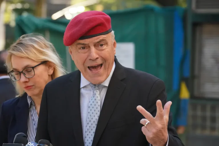 Curtis Sliwa quits radio gig in on-air shouting match after boss Catsimatidis told him to drop NYC mayoral bid Curtis Sliwa quits radio gig in on-air shouting match after boss Catsimatidis told him to drop NYC mayoral bid